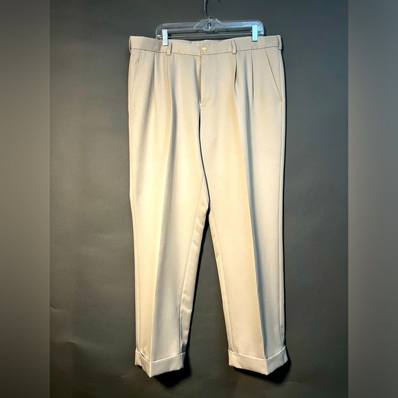 Van Heusen Men’s pleated trousers. Khaki, 38” waist 30” inseam - Picture 3 of 7